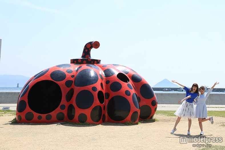 大人の背丈よりも大きな「赤かぼちゃ」／草間彌生「赤かぼちゃ」2006年 直島・宮浦港緑地