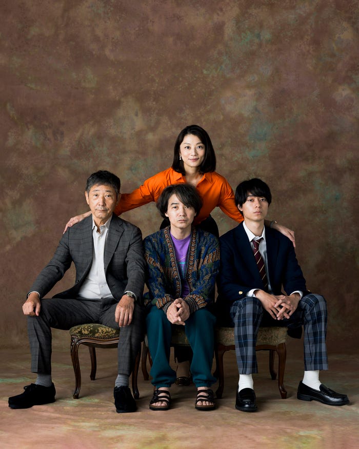 家族写真(左から時計回りに)小林薫、小池栄子、作間龍斗、吉岡秀隆(C)日本テレビ