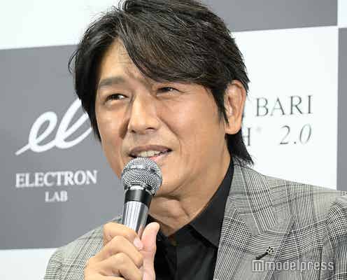 高橋克典、15歳息子が中学校卒業 全身写真に「お父さんに似てスラッとしてる」「素敵な親子」の声