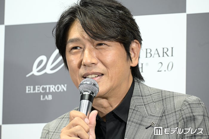 高橋克典、15歳息子が中学校卒業 全身写真に「お父さんに似てスラッとしてる」「素敵な親子」の声