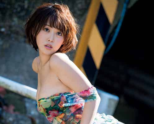 忍野さら、際どいバスト露出 妖艶に魅せる