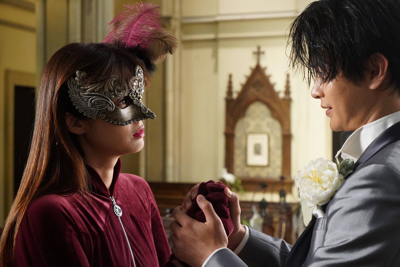 左から）深田恭子、瀬戸康史（C）フジテレビ