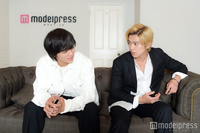 仲良くなったきっかけは…麻雀!(左から)北村匠海、真剣佑(C)モデルプレス