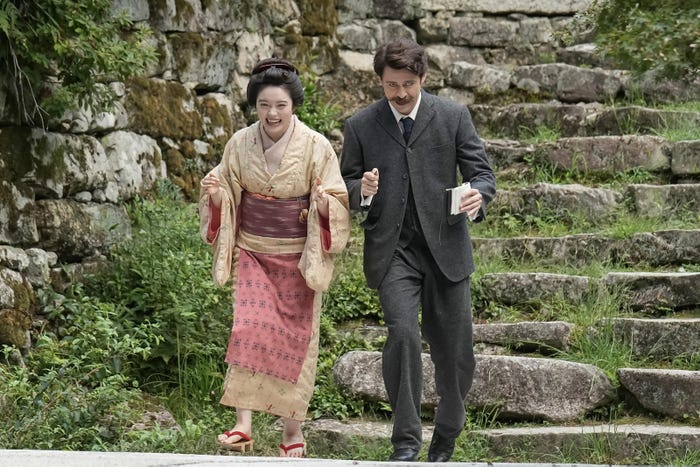 高石あかり、トミー・バストウ「ばけばけ」第61話(C)NHK