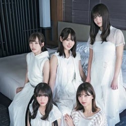 欅坂46のメンバー15人が登場 欅坂46の"現在地"を探る特大ボリューム特集