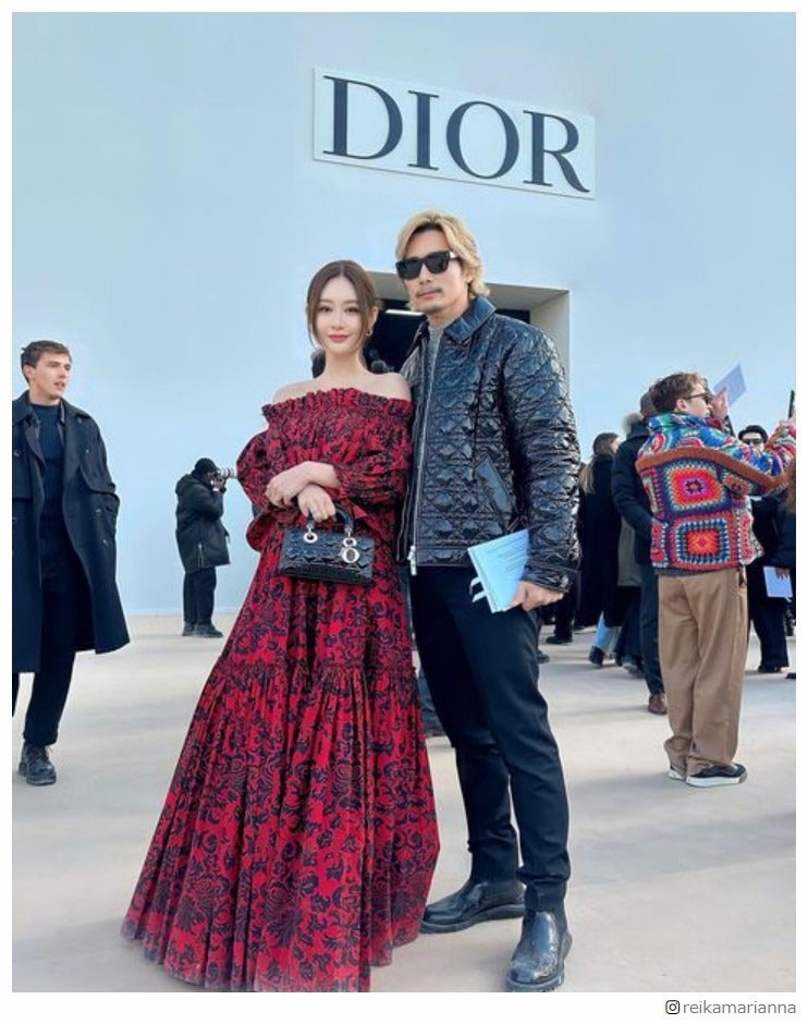 妊娠発表の宮崎麗果さん、ふっくらお腹のドレス姿公開「啓司さんがお腹に手を当ててる写真素敵」「美しすぎる」の声