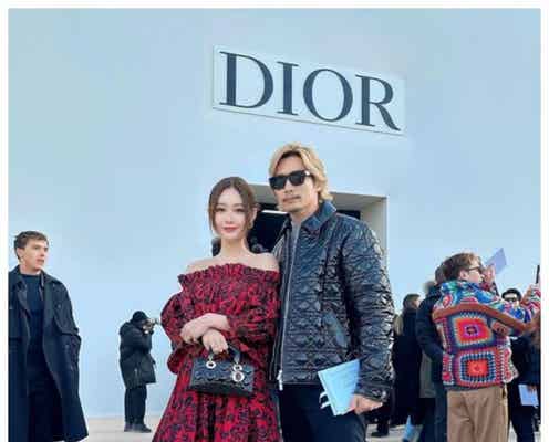 妊娠発表の宮崎麗果さん、ふっくらお腹のドレス姿公開「啓司さんがお腹に手を当ててる写真素敵」「美しすぎる」の声