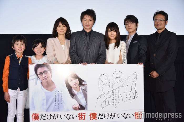 映画『僕だけがいない街』の初日舞台挨拶より(左から)中川翼、鈴木梨央、石田ゆり子、藤原竜也、有村架純、及川光博、平川雄一朗監督 (C)モデルプレス