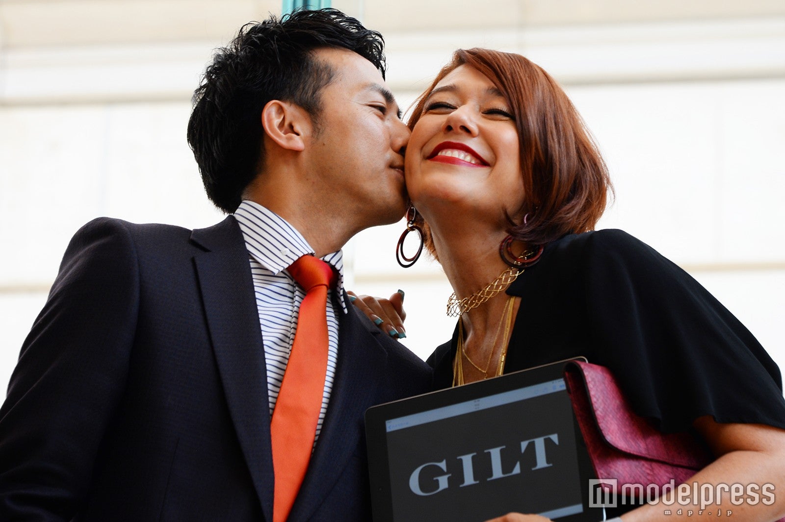 LiLiCoにキスする綾部祐二（C）モデルプレス