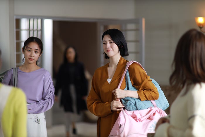 堀田真由、三吉彩花/「言霊荘」第1話より(C)テレビ朝日