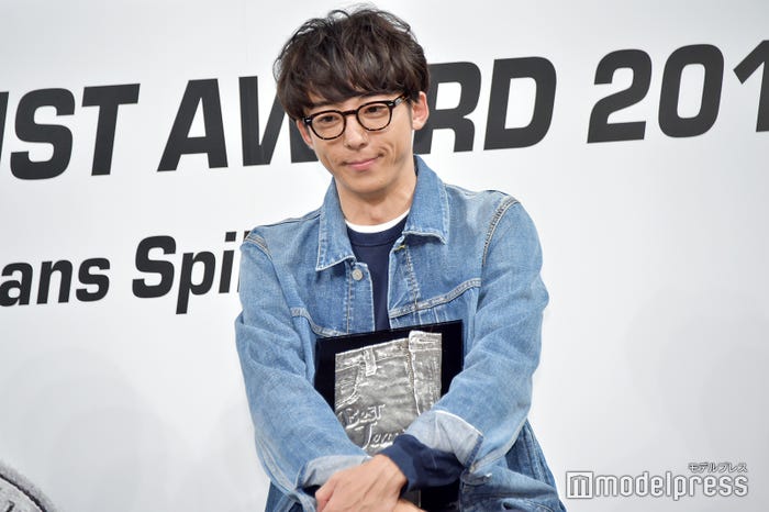 表彰楯をぎゅっと大切そうに抱える高橋一生(C)モデルプレス