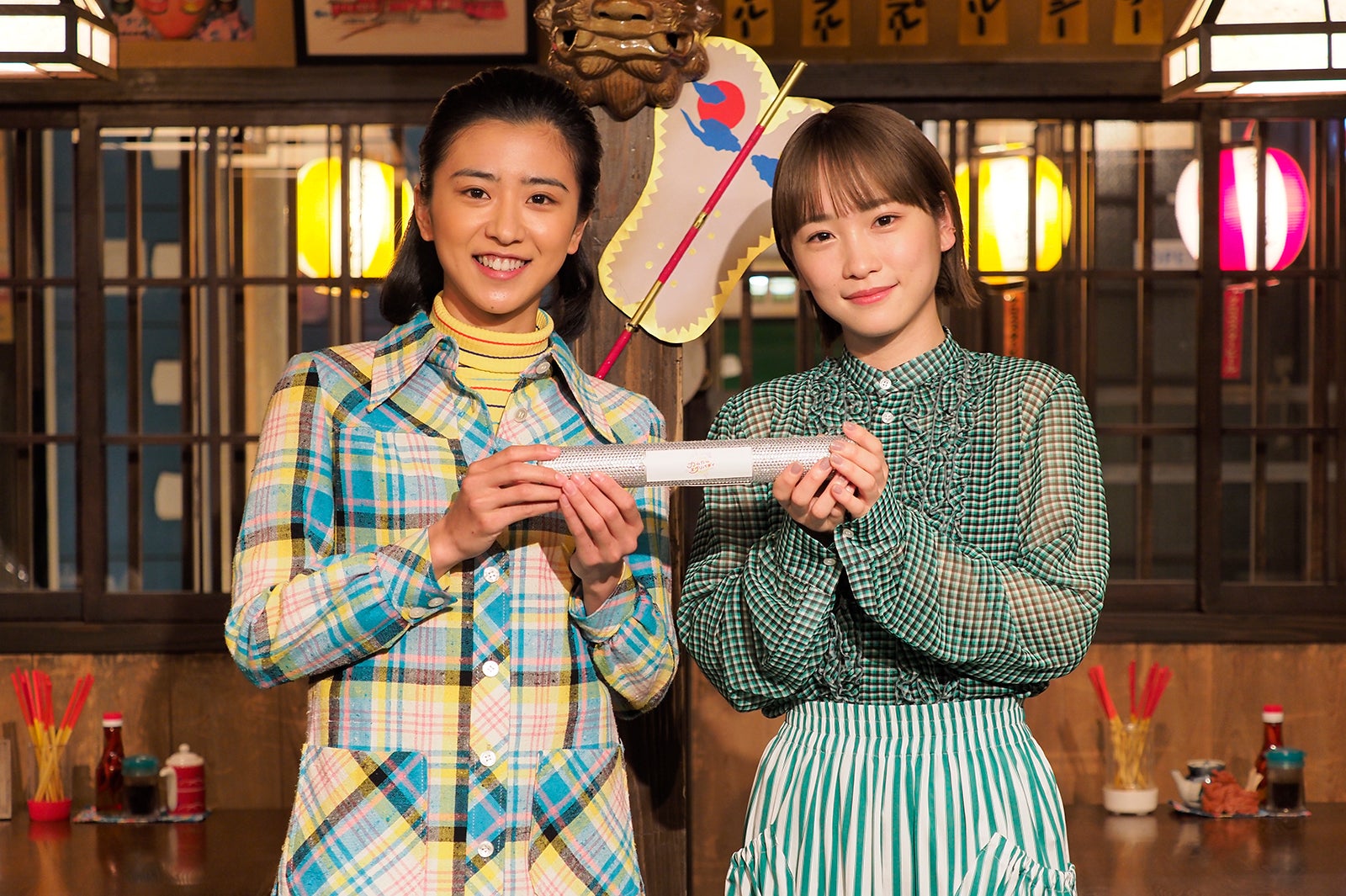 黒島結菜、川栄李奈 （C）NHK