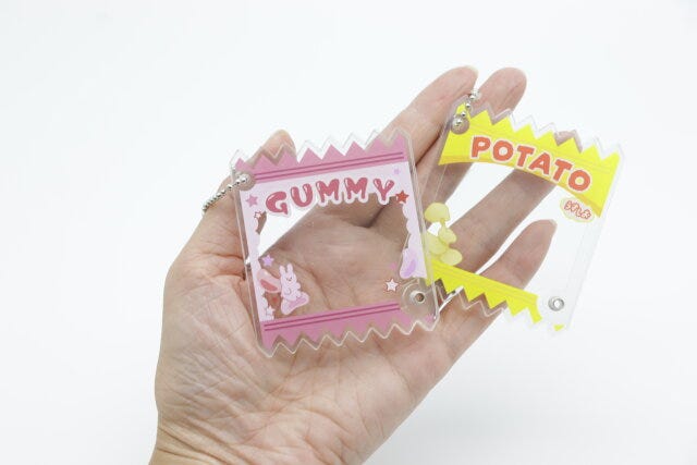 セリアのシャカシャカフレームキーホルダー