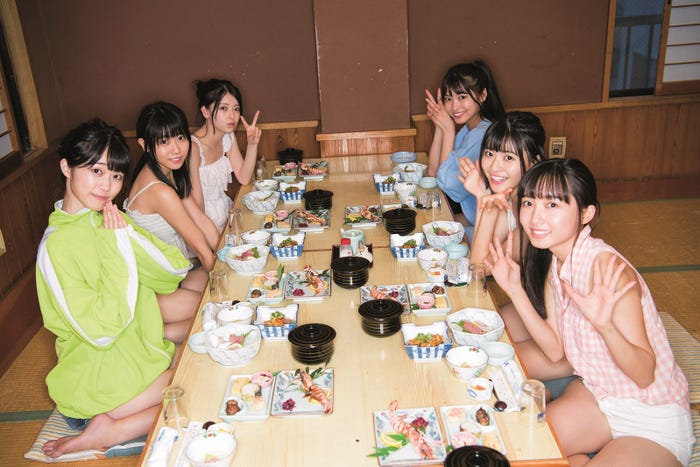 (左奥から)木村葉月、来栖りん、杉本愛莉鈴(右奥から)古田愛理、山田南実、高岡凜花(C)Takeo Dec./集英社