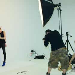 (左から)難波サキ、高橋真依子/撮影の様子