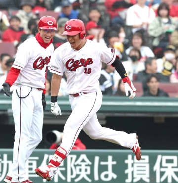 広島・佐々木 開幕4番決定！「やっと出た」自身マツダ1号3安打3打点大暴れ 新井監督「4番目だから背負う必要はない」