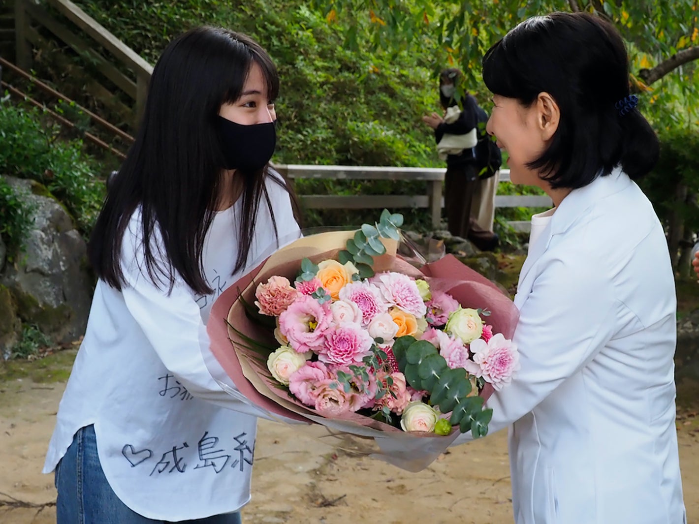 広瀬すず、手書きTシャツ姿でサプライズ登場「いのちの停車場」クランクアップ映像公開