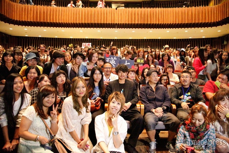 高雄映画祭に出席した瑛太（中央）／（C）2014「まほろ駅前狂騒曲」製作委員会