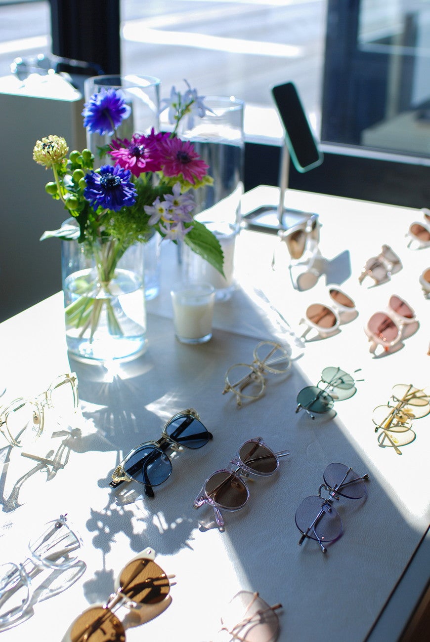 トレンドの淡い色のサングラスも豊富にラインナップ／提供画像