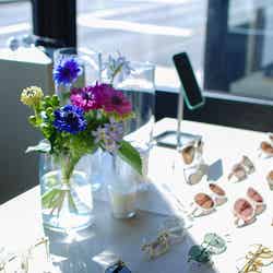 トレンドの淡い色のサングラスも豊富にラインナップ/提供画像