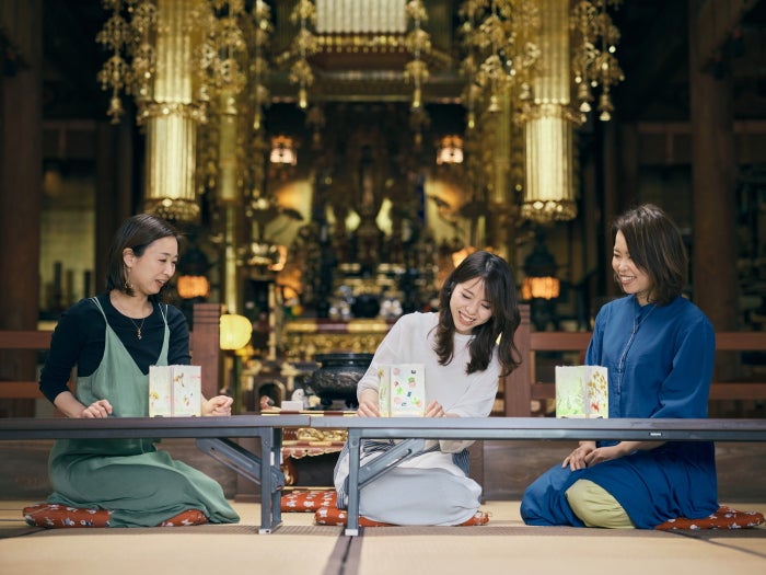 お寺で作る和紙のランプ作り体験。寺内の雰囲気に身が引き締まります／提供画像