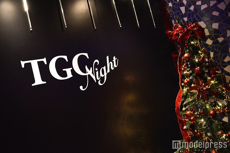 クリスマスツリーがお出迎え （C）モデルプレス