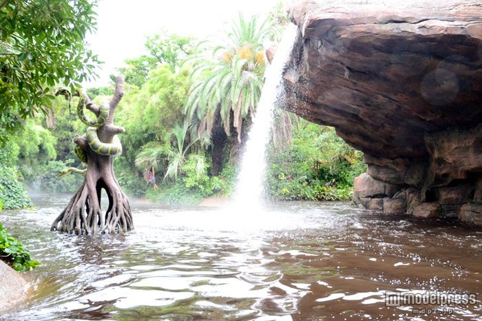 滝の近くにアナコンダが登場/「ジャングルクルーズ:ワイルドライフ・エクスペディション」