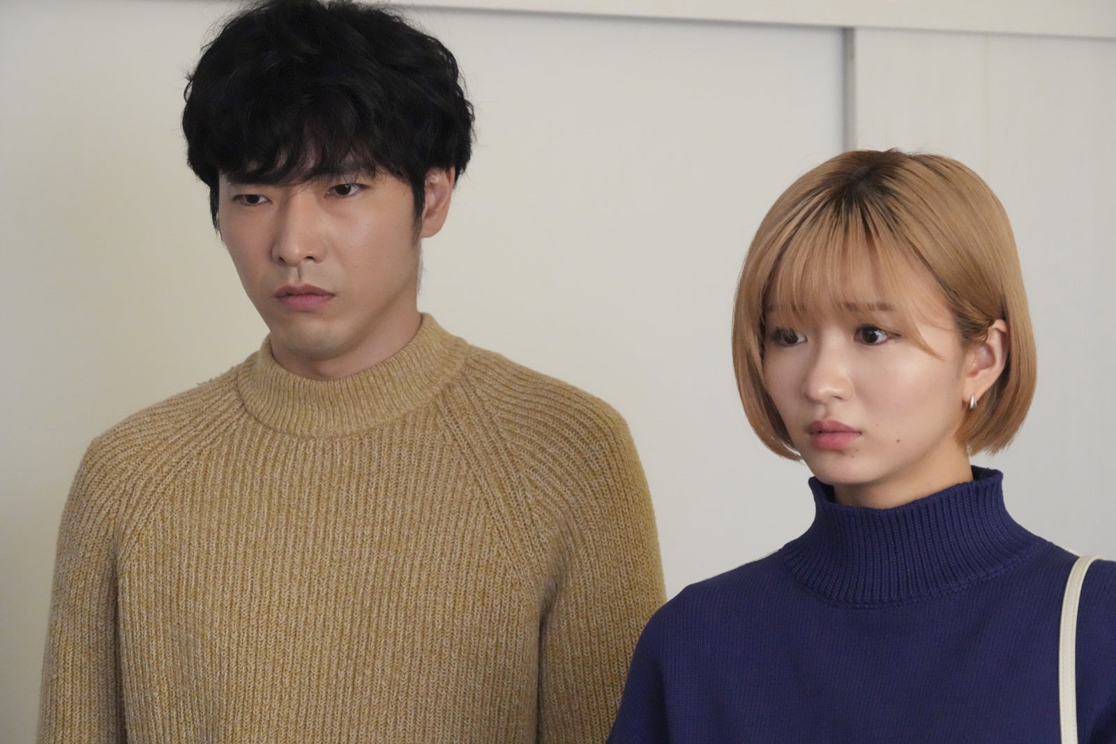 柄本佑、岡崎紗絵／「ドクターホワイト」第7話より（C）カンテレ