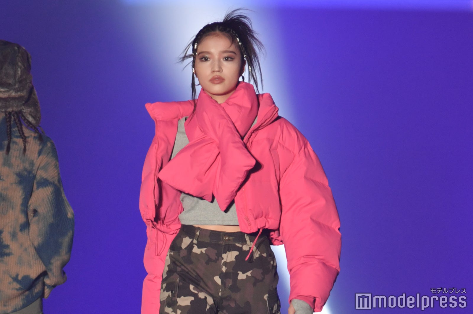 コムドットやまとの妹・せいら、韓国から流行・カチモリ×ボリューミージャケットでクールに＜TGC 北九州 2022＞
