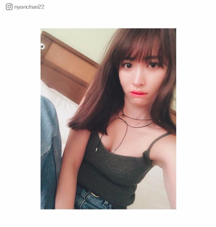 小嶋陽菜、胸元チラリの寝起き？ショットに「癒やし」「色っぽい」の声