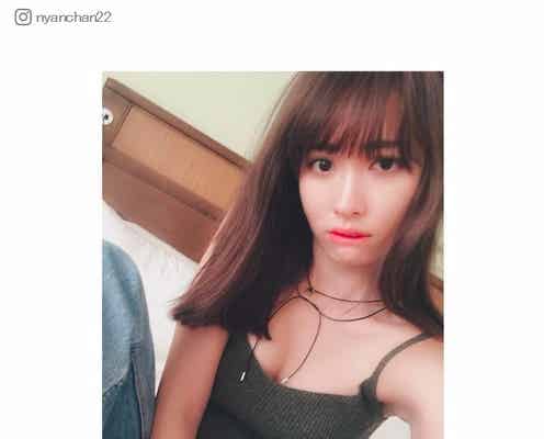 小嶋陽菜、胸元チラリの寝起き?ショットに「癒やし」「色っぽい」の声