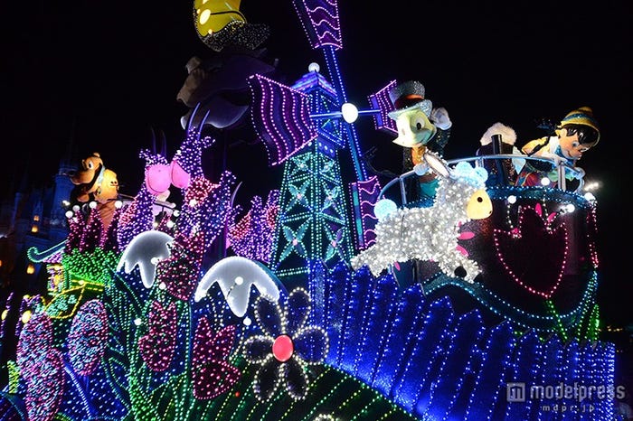 かわいい羊や山羊、小鳥などが加わったフロート