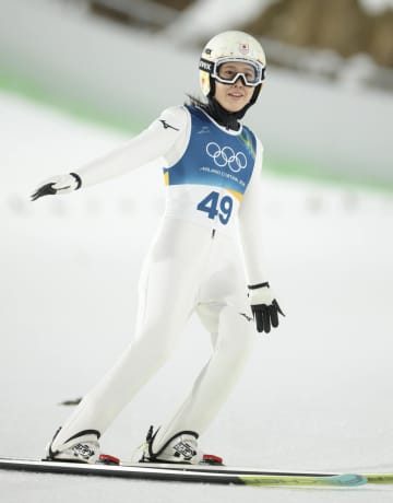 丸山希は1回目128メートルで7位 8位に伊藤、14位に勢藤、17位に高梨 2本目へ 女子初のラージヒル