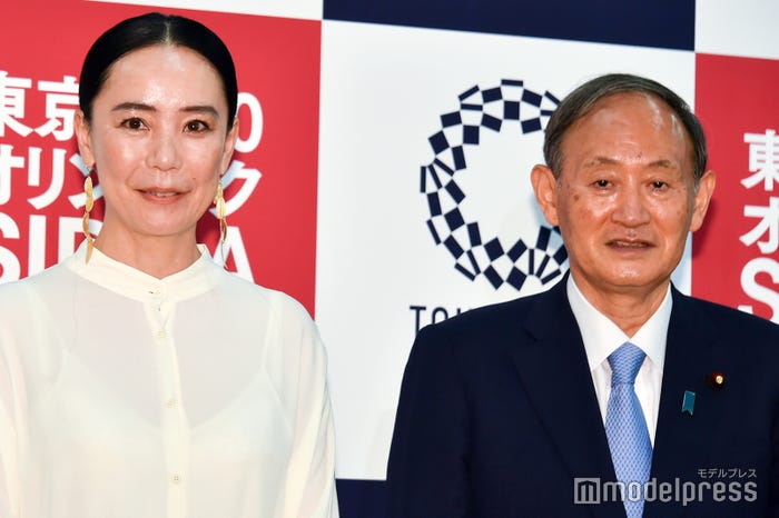 河瀨直美監督、菅義偉氏(C)モデルプレス
