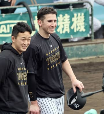 阪神・ディベイニー即順応 2日連続ランチ特打で柵越え5本「一日一日、良くなっています」ファン歓声には日本流お辞儀も