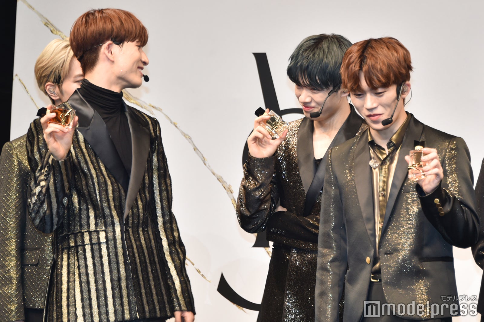 金城碧海に「フレグランスが一番似合うメンバー」に指名されご満悦の鶴房汐恩 （C）モデルプレス