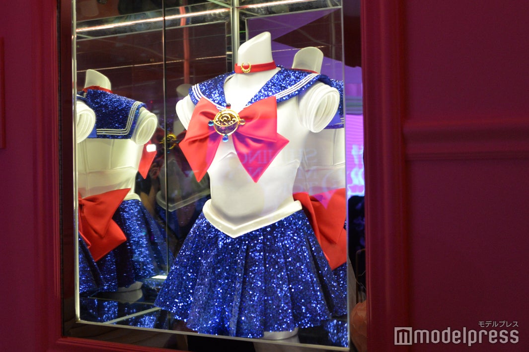 衣装展示（C）モデルプレス