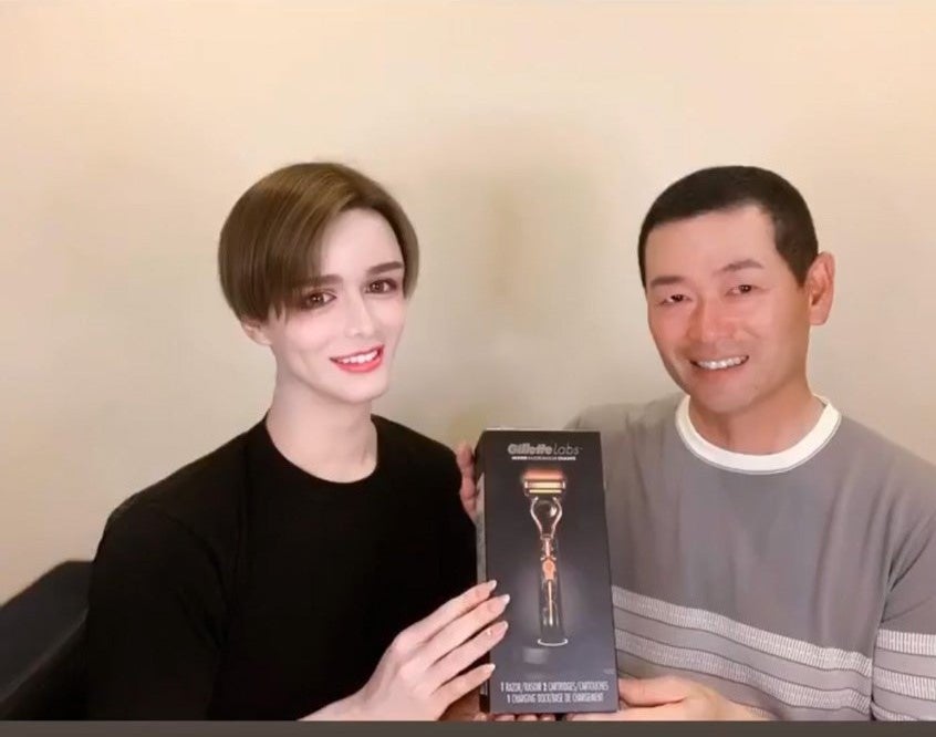 Matt、父の日に世界初のシェーバーを贈る　親子ショットも公開