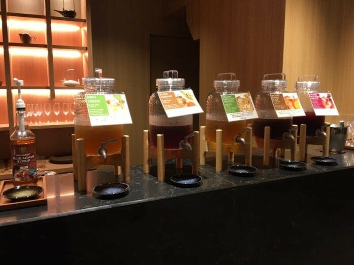 ラウンジに用意されるオーガニックティー