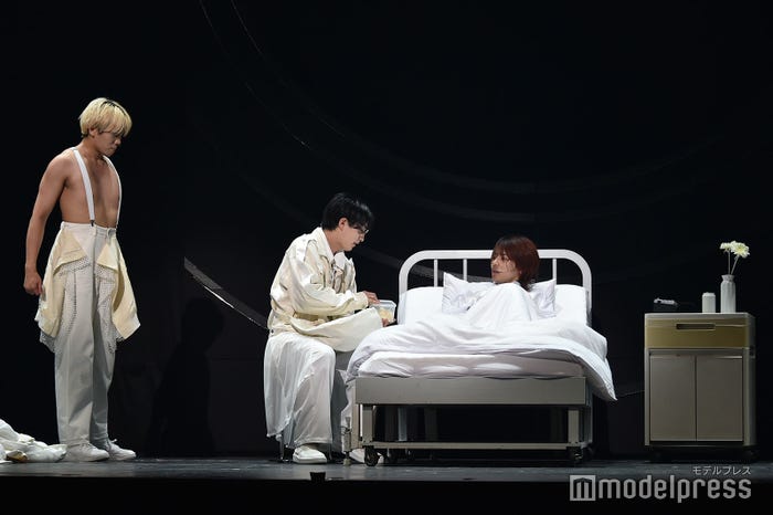 “上裸サスペンダー”のアドリブをかました佐々木大光、構わずりんごを差し出す本高克樹、アドリブに驚いていた矢花黎/「MASSARA」ゲネプロより(C)モデルプレス