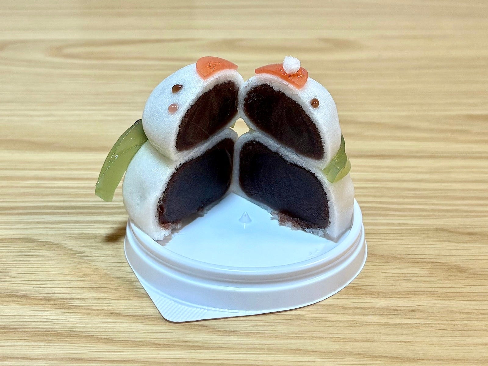 こしあんがぎゅっと詰まっていて美味。クリスマスに和菓子もいいかも!