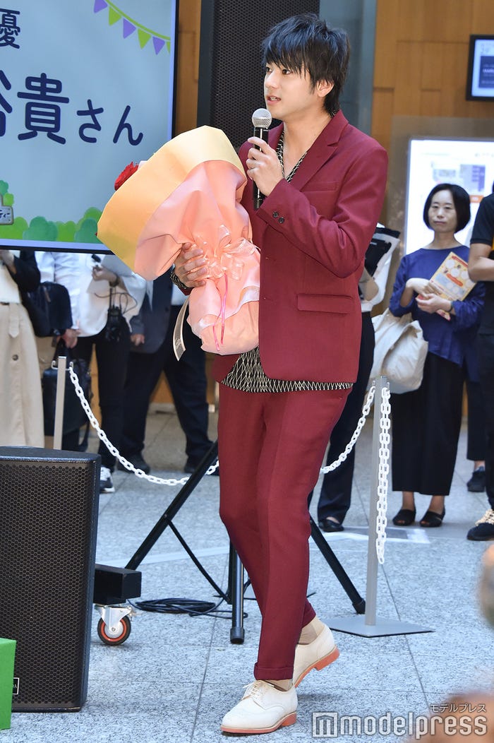 花束を持って登場した山田裕貴 (C)モデルプレス