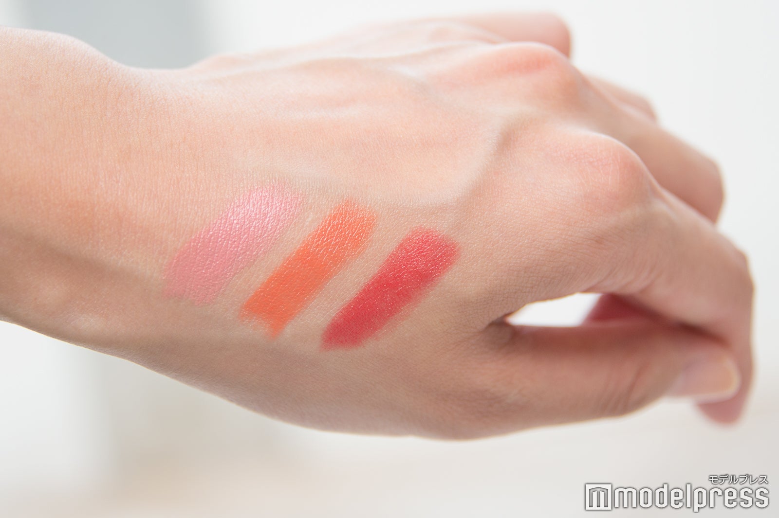 （左から）132 ピンク系、419 オレンジ系、556 レッド系　【数量限定】（C）モデルプレス