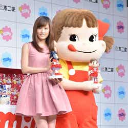 前田敦子(左)とペコちゃん(右)