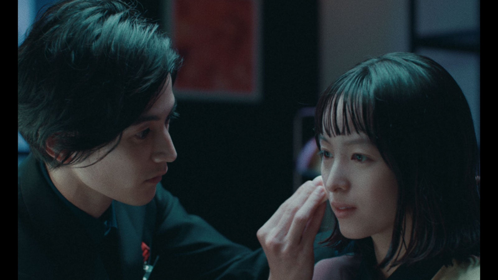 清野菜名、初共演の渡邊圭祐がメイクアップ「すごくかっこいい美容部員さんになっていました」