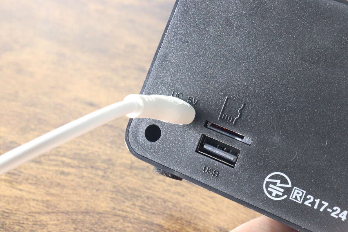 レトロスピーカーの充電ポートに白いUSB