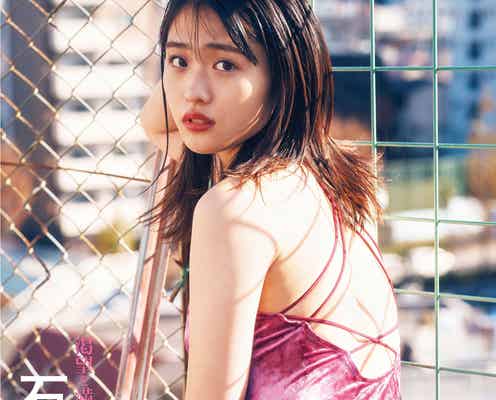 石田桃香、ピンク水着でインパクト大のバックショット披露