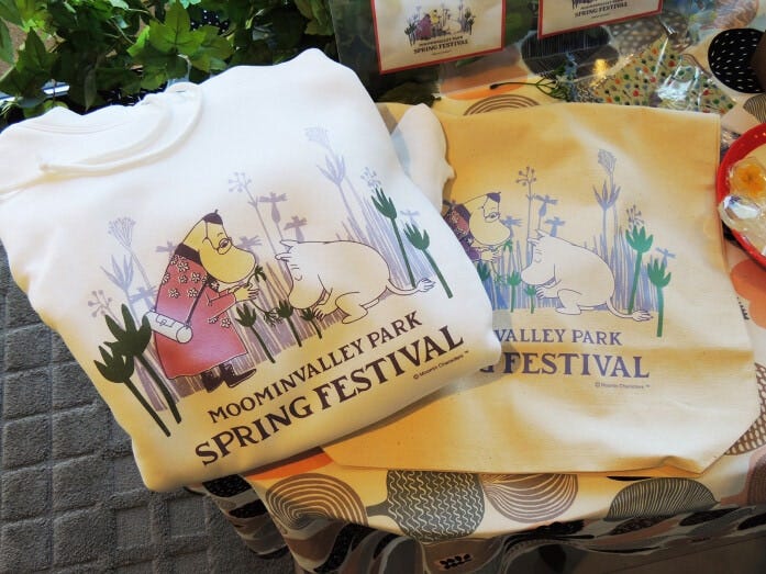 メインビジュアルがデザインされたパーカー 6600円（左）、トートバッグ 3300円（右）