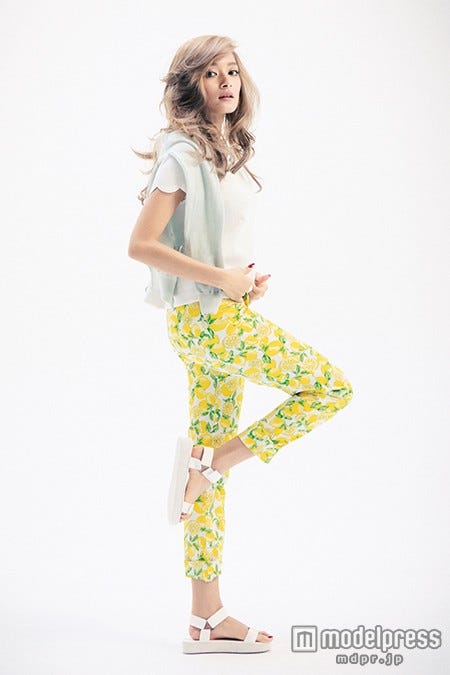 「PEACH JOHN」×「Sweet」コラボアイテムを着こなすローラ