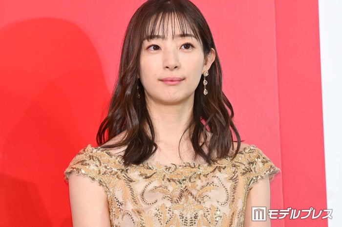 足立梨花、祖父の死去報告「私の熱狂的ファンでした」4月の結婚式での写真が遺影に